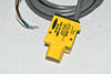 NEW Banner Engineering SM312LVAG Photoelectric Sensor, Polarized Retro, 2m, 10-30VDC, NPN/PNP, Cable, Mini-Beam
