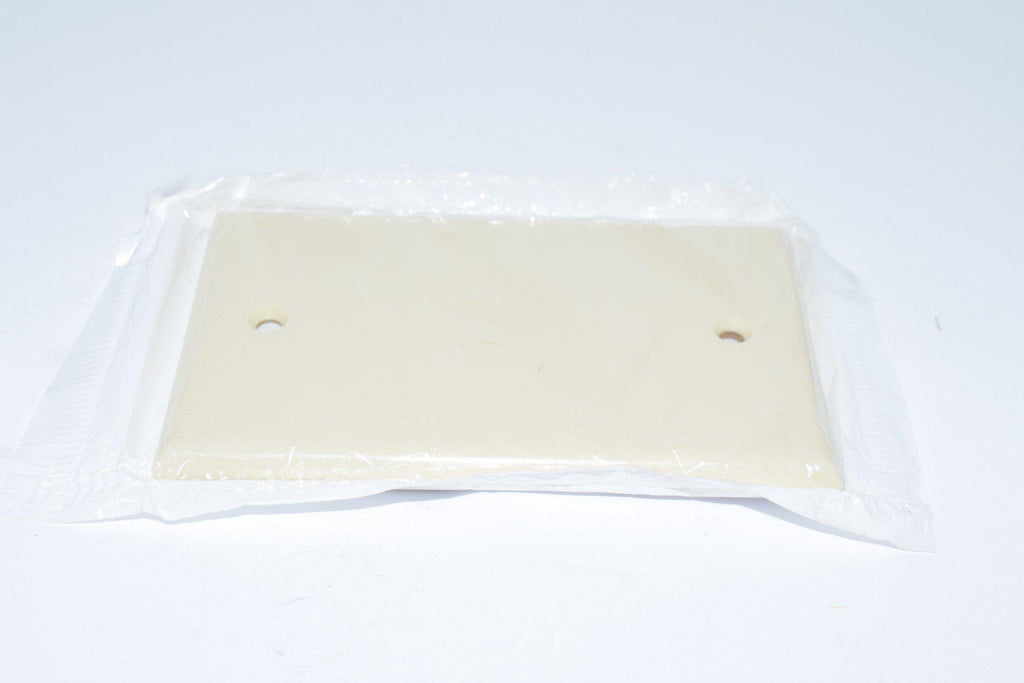 Lot of 13 NEW Leviton 001-86014-000 1-Blank Standard Size Wall Plate, 1 Gang, 4-1/2 in L X 2-3/4 in W 0.22 in T, Ivory, Smooth