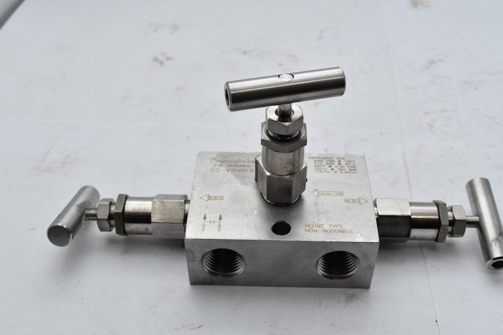 NEW Swagelok SS-V3NBF8 Stainless Steel 3-Valve Instrument Manifold 1/2''