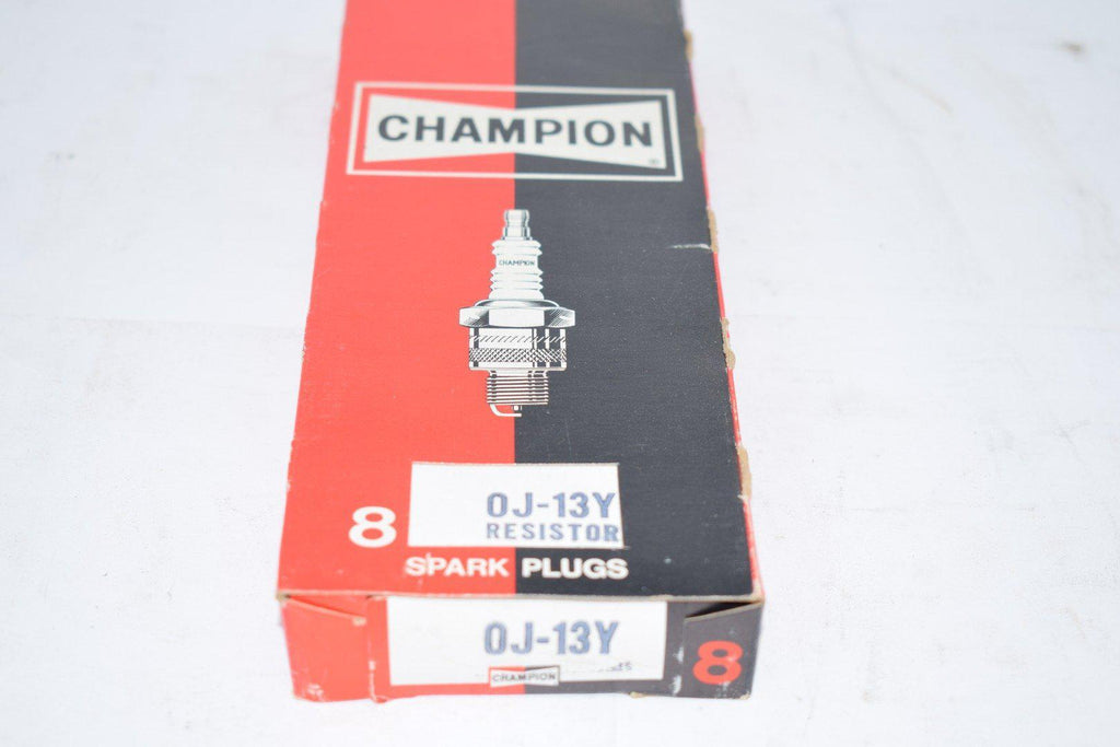 Box of 8 NEW Champion OJ-13Y Spark Plugs